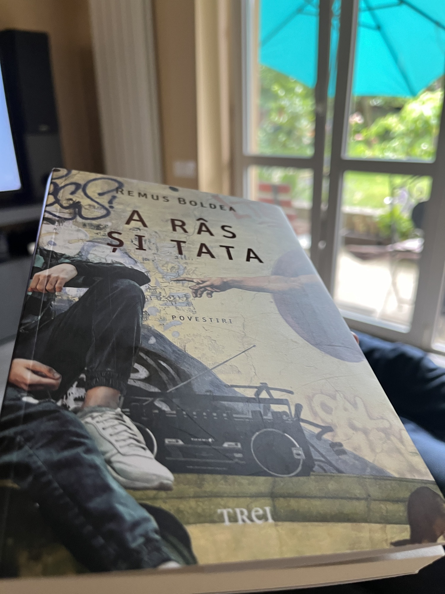 Ce am mai citit : „A râs și tata”