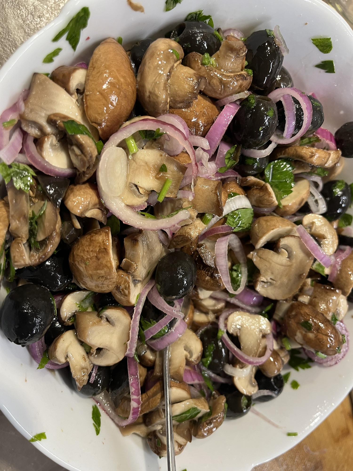 Ce am mai gătit: salată de ciuperci cu măsline