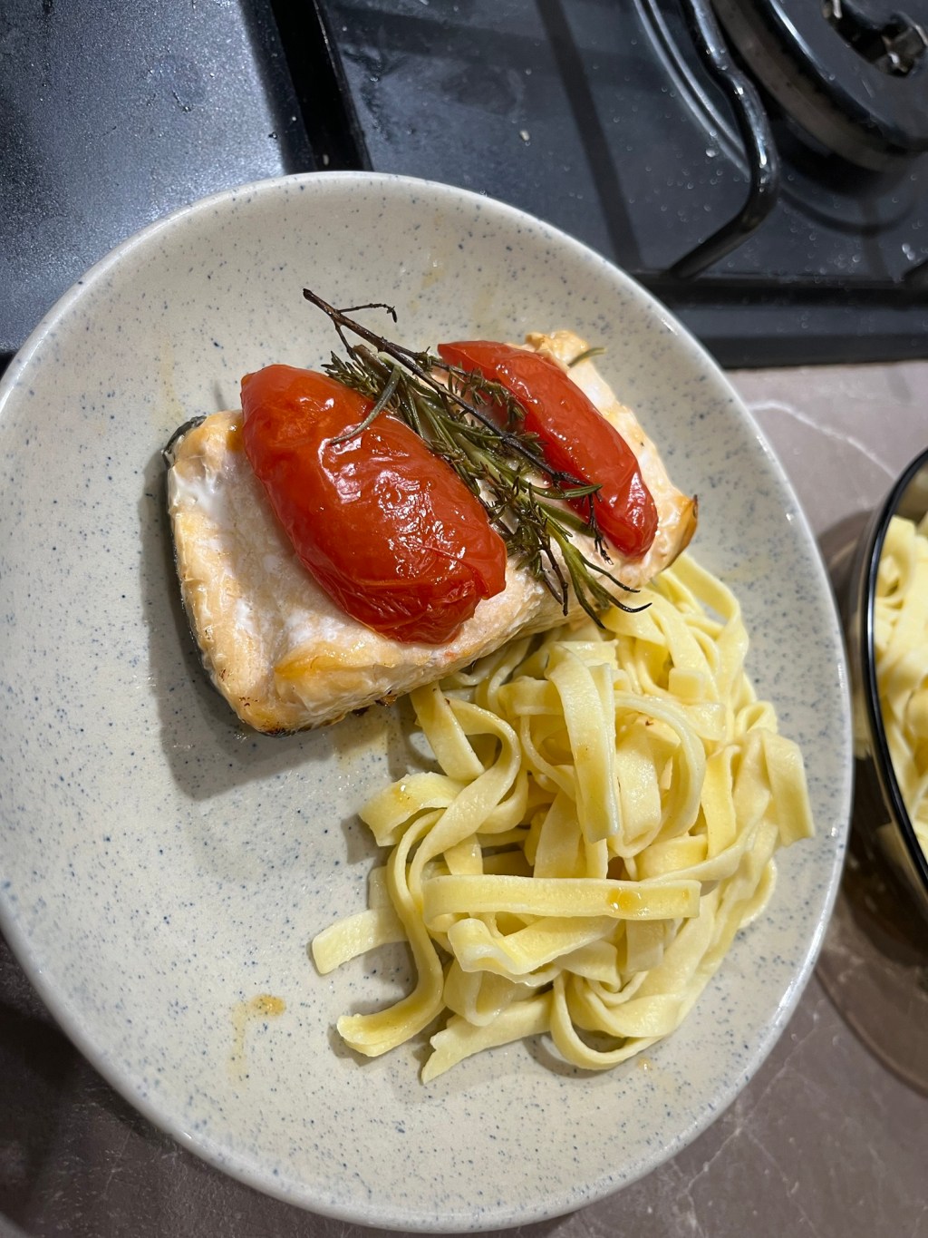 Ce am mai gătit : somon la cuptor cu paste, sos alb și salată de&nbsp;andive